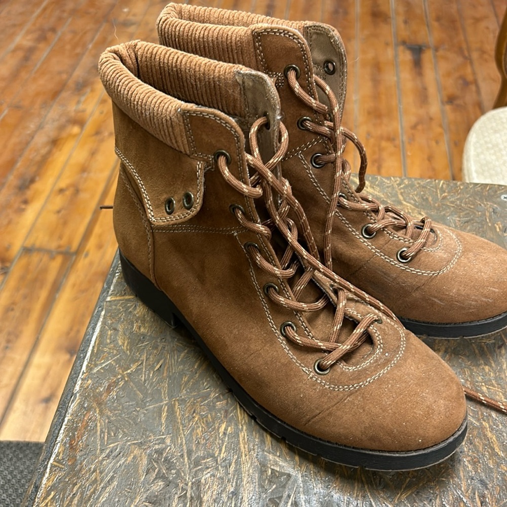 Women’s boots size 9.5
